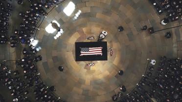 Le cercueil de John McCain au centre de la rotonde du Capitole, le 31 août 2018 à Washington  [Morry Gash / POOL/AFP]