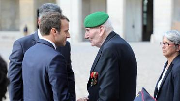 Le président français Emmanuel Macron salue Hubert Germain, l'un des quatre derniers compagnons de la Libération, le 22 septembre 2017 à Paris [LUDOVIC MARIN / POOL/AFP/Archives]