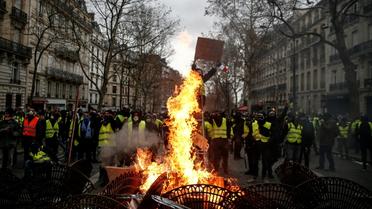 Une barricade enflammée lors de la mobilisation des "gilets jaunes" à Paris, le 8 décembre 2018 [ABDUL ABEISSA / AFP]