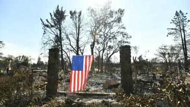 Un drapeau américain flotte sur les ruines d'une maison dévorée par les flammes à Santa Rosa, en Californie, le 12 octobre 2017 [JOSH EDELSON / AFP]