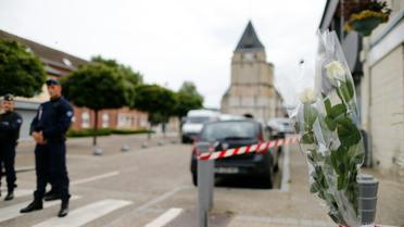 Des fleurs ont été déposées devant l'église où le père Jacques Hamel a été égorgé, le 27 juillet 2016 [CHARLY TRIBALLEAU / AFP]