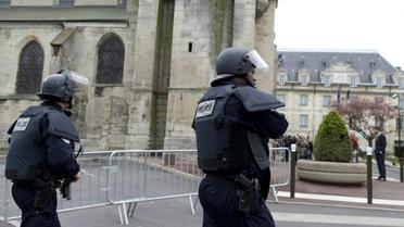 Des policiers patrouillent le 26 avril 2015 à proximité de l'église Saint-Cyr et Sainte-Juliette à Villejuif, cible d'un attenat déjoué [Kenzo Tribouillard / AFP/Archives]