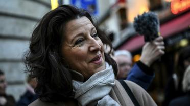 Agnès Buzyn, candidate LREM aux municipales, dans les rues du 5e arrondissement de Paris, le 18 février 2020 [Christophe ARCHAMBAULT / AFP/Archives]