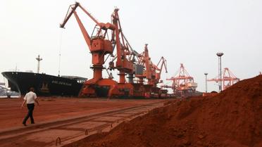 Chargement de terres rares dans le port de Lianyungang, le 5 septembre 2010 dans l'est de la Chine [STR / AFP/Archives]