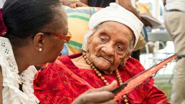 Eudoxie Baboul, le 11 octobre 2015 à Matoury (Guyane) lors d'une messe célébrée à l'intention de cette doyenne des Français, âgée de 114 ans [JODY AMIET / AFP/Archives]