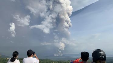 Nuage de cendres  au-dessus du volcan Taal, aux Philippines, le 12 janvier 2020 [Bullit MARQUEZ / AFP]