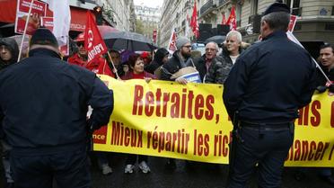 Des militants CGT manifestent le 16 octobre 2015 en face des locaux du Medef à Paris où ont lieu des négociations sur l'avenir des retraites complémentaires [PATRICK KOVARIK / AFP]