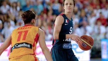L'Espagnole Marta Xargay (g) face à la Française Céline Dumerc, lors de la finale de l'Euro de basket féminin le 30 juin 2013 à Orchies  [Denis Charlet / AFP/Archives]