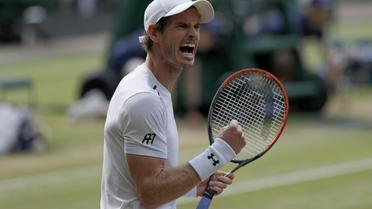 Le Britannique Andy Murray après sa victoire sur Benoît Paire, le 10 juillet 2017 à Wimbledon [Adrian DENNIS / AFP]