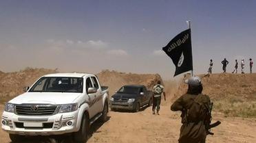 Capture d'écran du compte Twitter Al-Baraka en date du 11 juin 2014  montrant des membres du groupe EI circulant sur une route à la frontière de la Syrie et de l'Irak  [- / ALBARAKA NEWS/AFP/Archives]