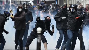 Des casseurs lancent des pierres lors de la manifestation contre la loi travail le 14 juin 2016 à Paris [DOMINIQUE FAGET / AFP]