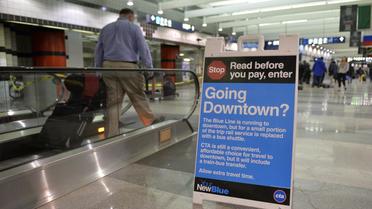 Un panneau informe les voyageurs à l'aéroport de Chicago le 24 mars 2014 d'un accident de train  [Brian Kersey / Getty/AFP]