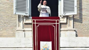Le pape François délivre un message après les attentats de Paris lors de la prière de l'Angélus, le 15 novembre 2015 à Rome [VINCENZO PINTO / AFP]