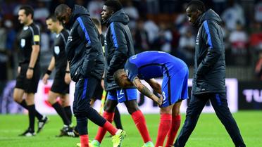 Les joueurs de l'équipe de France quittent la pelouse du stade de Borisov après le nul 0-0 face au Belarus en qualifications pour le Mondial-2018, le 6 septembre 2016 [FRANCK FIFE / AFP]