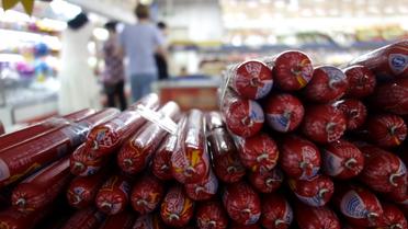 Des saucissons exposés sur l'étal d'un supermarché à Pékin, en 2013 [Wang Zhao / AFP]