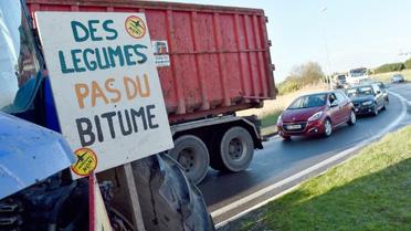 Un tracteur d'opposants au projet d'aéroport de Notre-dame-des-Landes sur une route qui mène à Nantes, le 12 janvier 2016 [LOIC VENANCE / AFP]