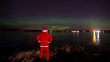 Un homme costumé en père Noël à Vaasa (Finlande) by le 23 décembre 2016  [OLIVIER MORIN / AFP]
