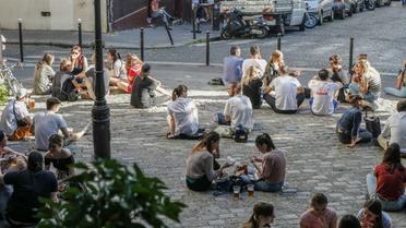 Assis sur les pavés parisiens pour boire un verre, le 29 mai 2020 [GEOFFROY VAN DER HASSELT / AFP]