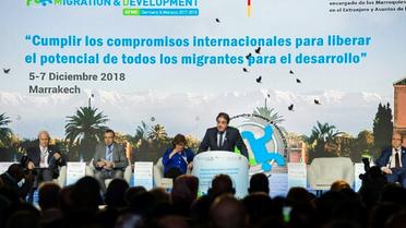 Le ministre délégué marocain chargé des affaires de la migration Abdelkrim Benatiq,  prononce un discours devant le forum mondial sur la migration et le développement, à Marrakech, le 5 décembre 2018 [FADEL SENNA / AFP]
