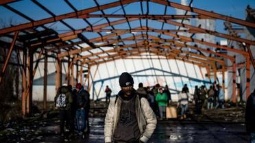 Des migrants dans une imprimerie abandonnée à Sid, en Serbie, près de la frontière croate, le 7 décembre 2017 [Andrej ISAKOVIC / AFP]