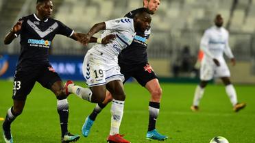 L'attaquant Stéphane Bahoken (c) auteur du 1er but pour Strasbourg face à Bordeaux, le 8 novembre 2017 à Bordeaux   [NICOLAS TUCAT / AFP]