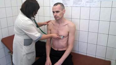 Photo diffusée par les services pénitentiaires russes du cinéaste ukrainien Oleg Sentsov examiné à l'hôpital de Labytnangi, le 29 septembre 2018 en Russie [HO / Russian Federal Penitentiary Service/AFP/Archives]