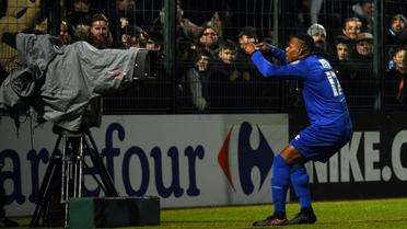 Le milieu de Chambly Gregory Gendrey fait partger sa joie aux supporters après son but face à Monaco en Coupe de France, le 1er février à Beauvais [FRANCOIS LO PRESTI / AFP]