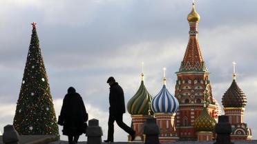 Des passants sur la place Rouge, à Moscou [Dmitry Kostyukov / AFP/Archives]