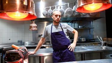 Le chef italien Giovanni Passerini dans les cuisines du restaurant parisien portant son nom, le 4 novembre 2016 [BERTRAND GUAY / AFP]