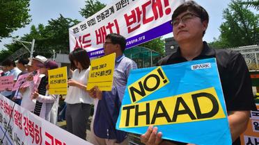 Des militants pacifistes sud-coréens manifestent contre le déploiement du système THAAD conçus pour intercepter des missiles balistiques, le 8 juillet 2016 devant le ministère de la Défense à Séoul [JUNG YEON-JE / AFP]