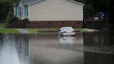 Une voiture est partiellement submergée le 16 septembre 2018 dans la petite commune de Grifton, en Caroline du Nord (sud-est des Etas-Unis), menacée par les inondations après le passage de l'ouragan Florence [Andrew CABALLERO-REYNOLDS / AFP]