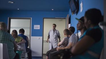 Un médecin appelle des patients dans une salle d'attente à l'hôpital d'Argenteuil le 19 juillet 2013 [Fred Dufour / AFP/Archives]