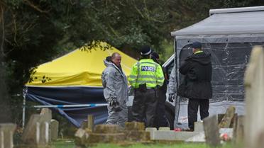 Des enquêteurs dans le cimetière de Salisbury, dans le sud de l'Angleterre, où reposent l'épouse et le fils de l'ancien espion  russe Sergueï Skripal. Le 10 mars 2018. [Daniel LEAL-OLIVAS / AFP]