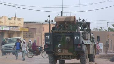 Des militaires participant à l'opération antiterroriste Barkhane patrouillent à Kidal au Mali, le 3 octobre 2016 [STRINGER / AFP/Archives]