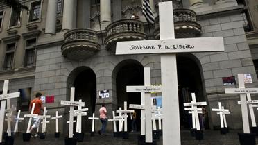 Des croix sont placées, le 8 avril 2013, devant l'université de Sao Paulo en mémoire des victimes du mssacre de Carandiru [Nelson Almeida / AFP/Archives]