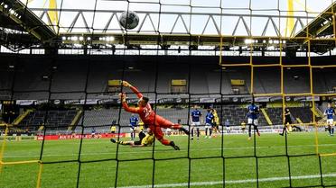 Le défenseur de Dortmund, Raphael Guerreiro, auteur d'un doublé lors du premier match de reprise de la Bundesliga face à Schalke, à Dortmund, le 16 mai 2020 [Martin Meissner / POOL/AFP]