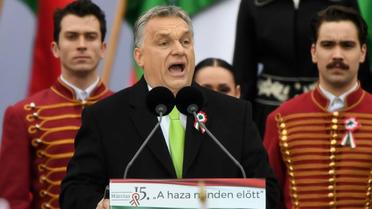 Le Premier ministre hongrois Viktor Orban s'adresse à ses partisans le 15 mars 2018 devant le Parlement à Budapest [Attila KISBENEDEK / AFP]