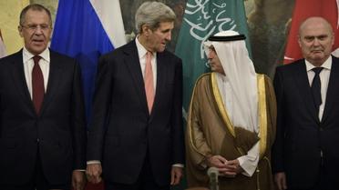 Les ministre russe Sergeï Lavrov, américain John Kerry, saoudien Adel al-Jubeir et turc Feridun Sinirlioglu le 29 octobre 2015 à Vienne [BRENDAN SMIALOWSKI / POOL/AFP]