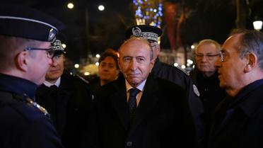 Le ministre de l'Intérieur Gérard Collomb rencontre des policiers et gendarmes patrouillant les Champs Elysées avant les célébrations du Nouvel An, le 31 décembre 2017 à Paris. [GUILLAUME SOUVANT / AFP/Archives]