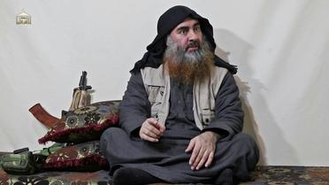 Le chef du groupe Etat islamique (EI), Abou Bakr al-Baghdadi, dans une vidéo publiée par le media Al Furqan le 29 avril 2019 [- / AL-FURQAN MEDIA/AFP/Archives]