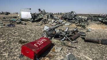 Des débris de l'avion, après son crash dans le désert du Sinaï [KHALED DESOUKI / AFP/Archives]