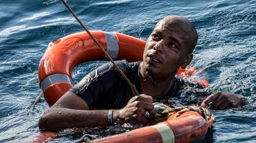 Un migrant est secouru avec des bouées et une corde après avoir plongé dans la Méditerranée au large des côtes de Malte depuis le navire de sauvetage Sea-Watch 3 battant pavillon néerlandais, afin de tenter de nager à terre,  le 4 janvier 2019 [FEDERICO SCOPPA / AFP]