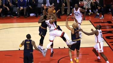 DeMar DeRozan, N.10 des Toronto Raptors, tire lors du 4e match de la finale de la conférence Est NBA face aux Cleveland Cavaliers, le 23 mai 2016 à Toronto [Vaughn Ridley / Getty/AFP]