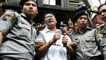 Le journaliste birman Wa Lone (c), escorté par des policiers, après sa condamnation à sept ans de prison, le 3 septembre 2018 à Rangoun [Ye Aung THU / AFP/Archives]