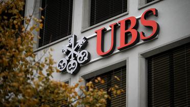 Le logo de la banque suisse UBS à l'entrée de son siège le 14 novembre 2013 à Zurich [Fabrice Coffrini / AFP/Archives]