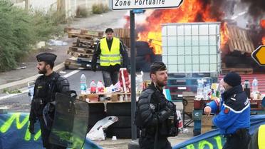 Des barricades érigées par des "gilets jaunes" à Port-La-Nouvelle, dans l'Aude, le 20 novembre 2018  [RAYMOND ROIG / AFP]