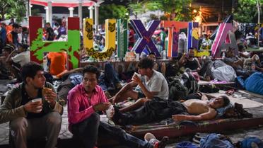 Des Honduriens en marche vers les Etats-Unis se reposent dans la ville de Huitxla, dans le sud du Mexique, le 22 octobre 2018 [Johan ORDONEZ  / AFP]