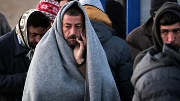 Des migrants attendent de pouvoir s'enregistrer à Idomeni, en Grèce, le 5 mars 2016 [LOUISA GOULIAMAKI / AFP]