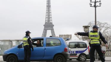 Des policiers à Paris pendant la journée de circulation alternée, le 17 mars 2014 [Francois Guillot / AFP/Archives]