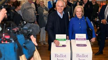 Le Premier ministre Malcolm Turnbull et son épouse Lucy glissent leurs bulletins dans l'urne, à Sidney le 2 juillet 2016  [WILLIAM WEST / AFP]